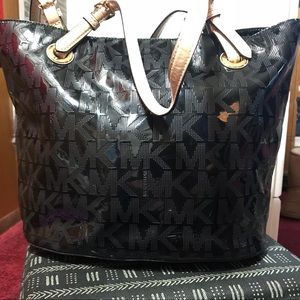Black Michael Kors bag💼